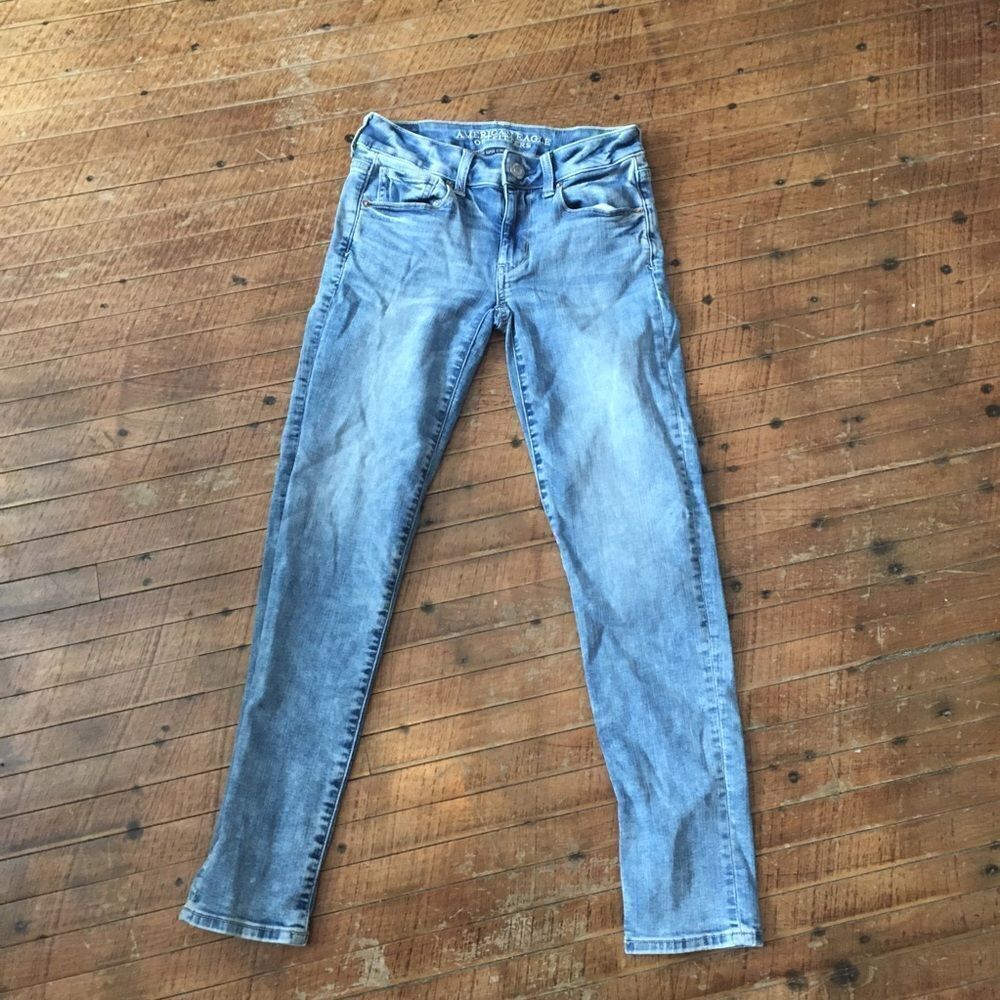 American Eagle 00 short light wash distressed skinny jeans